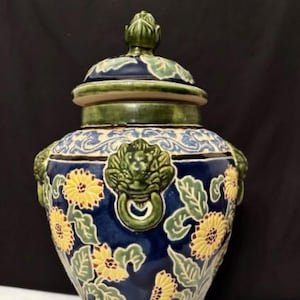 Vintage hög och stor sgraffito keramikburk med lock, färgglad ingefärsburk med hundhuvuden och solrosmönster - sällsynt fynd - heminredning