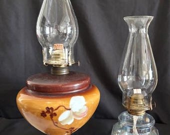 Lámpara de aceite antigua/vintage (Lo que el viento se llevó) de cerámica/metal con pantalla - Lámpara de aceite de vidrio octogonal iridiscente con pantalla de chimenea - Decoración rústica