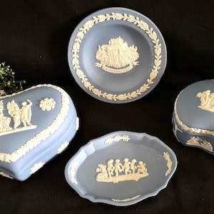 Vintage Wedgewood Jasperware-Sammlung - Vielzahl von Weiß auf Blau Trinket Box-Größe und Form und Geschirr -Made in England