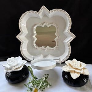 Portavelas de cerámica blanca vintage PartyLite Villa Bianca con soporte de pared de metal blanco. Cuenco de vidrio acanalado con flor de porcelana.