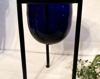 ヴィンテージブラックトールメタルスタンド、コバルトブルーガラス