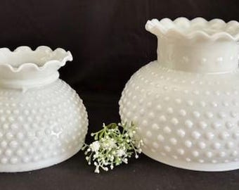 Vintage mittlerer und kleiner Hobnail Milchglas Lampenschirm mit gekräuselter, gekräuselter Oberkante - Ersatz - Wohnkultur