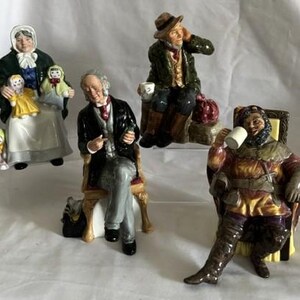Figura de porcelana vintage de la colección Royal Doulton: Vendedora de muñecas de trapo, El doctor, Owd Willum, El cuarzo espumoso. Hecha en Inglaterra.