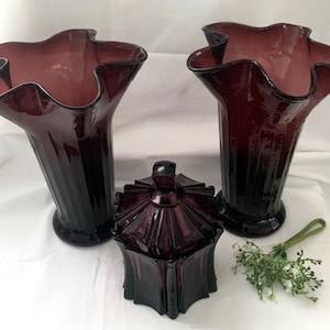 Vintage Kunst Glas -Bischoff Glass Co. Taschentuch Stil Amethyst Vase & Fenton Vulcan Pattern Design Amethyst Candy Bowl mit Deckel - Wohnkultur