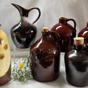 Variedade e estilo vintage, tamanho, jarra de cerâmica, estilo com alça, jarra de cerâmica, arte, jarra de cerâmica, duas cores salpicadas, decoração de casa de fazenda