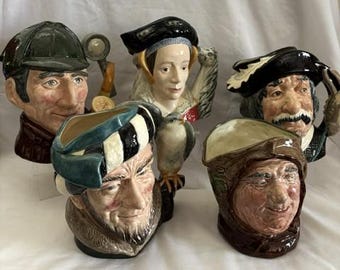 Colección vintage Royal Doulton, gran jarra de porcelana con figuras de Fray Tuck, Sancho Panca, el detective Sherlock Holmes, el halconero, Ana de Cléveris y Toby. Hecha en Inglaterra.