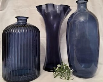 ヴィンテージの装飾的なブルーアートガラスのつぼみ型花瓶。高さ ヴィンテージの装飾的なブルーアートガラスのつぼみ型花瓶。高さ