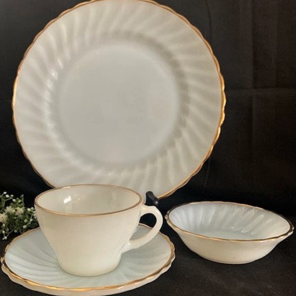 Vintage Anchor Hocking Milk Glass Collection -Suburbia-Diner Plate-Cup en Saucer- Fruit Cup-Vervanging-Made in USA