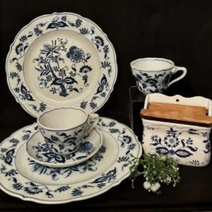 Vintage Ersatz-Japan Blau Donau 'Abendessen Teller & Tasse mit Untertasse mit Jakobsmuschel kantig-Cup-Keramik Rezept Karte Datei Box Holzdeckel-Made in Japan