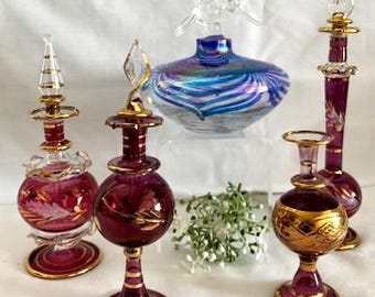 Frasco de perfume vintage em vidro egípcio soprado à mão, cor cranberry, com tampa, desenho de beija-flor e efeito iridescente em espiral azul - diversos tamanhos e estilos - decoração para casa.