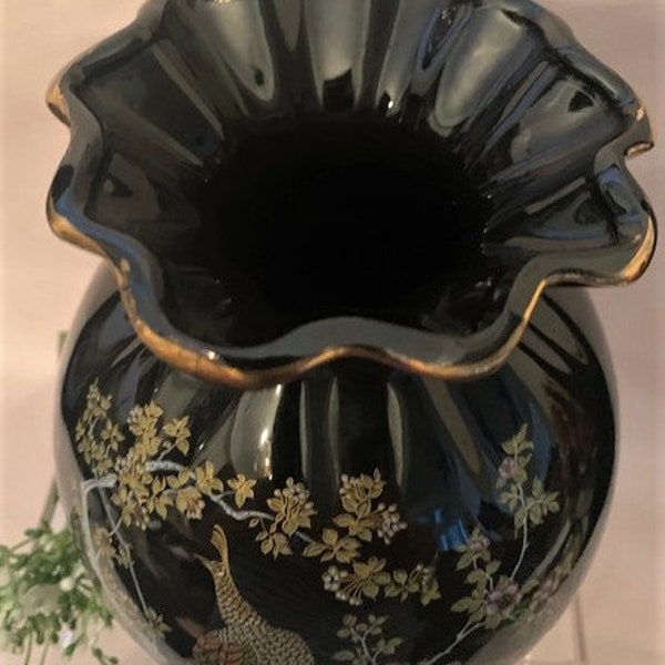 Jarrón japonés de porcelana negra vintage con ribete dorado con pavo real y patrón floral- Hecho en Japón