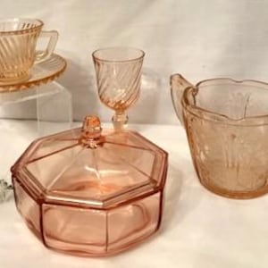 Vintage Pink Depression Glassammlung-Offen Zuckerkirschblüte Pink / Jeannette-Diana Pink Demitasse Tasse / Untertasse Achteck Candy Dish-Ersetzen