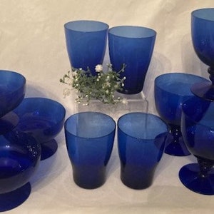 Vintage Kobalt-Blau mundgeblasene Glaswarensammlung, Wein / Wasser / Dessert / Sherbet-Gläser und Saftgläser-Selten