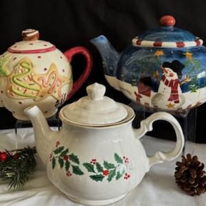 Vintage Holidays Variety Porslin Tekannar - Blå med vit snögubbe - Järnekdesign Tekanna - Lotusblomma Handmålad Kakkruka - Juldekoration