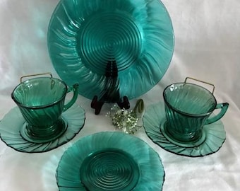 Colección de vidrio vintage Jeannette Glass Company Swirl Ultramarine: plato llano, taza y platillo, plato de pan y mantequilla, taza de té (repuesto).