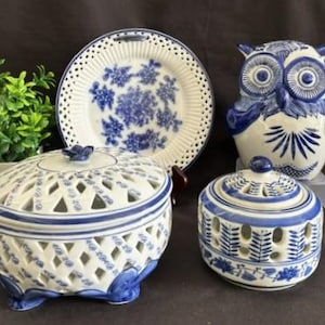 Vintage-Sortiment an durchbrochenen Porzellanartikeln in Weiß und Blau – ovale Dose mit Deckel – Potpourri-/Kerzenglas – handbemalte Eulenfigur – runder Teller