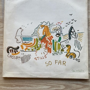 Könnte beinhalten: Albumcover für "So Far" von Crosby, Stills, Nash & Young. Das Kunstwerk zeigt eine farbenfrohe, stilisierte Illustration mit den Namen der Bandmitglieder und dem Albumtitel. Das Design umfasst Figuren, Landschaften und Vögel in Braun-, Orange-, Grün- und Blautönen.
