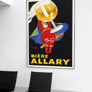 Könnte beinhalten: Vintage-Plakat für Bière Allary, eine Biermarke. Das Plakat zeigt eine Cartoon-Illustration einer Person, die ein großes Glas Bier über dem Kopf hält.