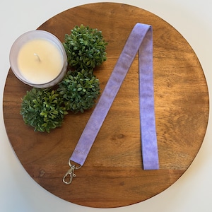 Cordón de tela tonal de lavanda, lila, púrpura claro, soporte de insignia de identificación, llavero, llavero, muñequera, regalo para el maestro, escapada