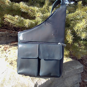 Sac à bandoulière en cuir véritable moyen, sac en cuir pour femmes de couleur bleu marine, sac à main en cuir pour hommes, sac à main fait à la main, cadeau en cuir unisexe