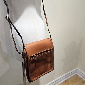 Petit sac à bandoulière à rabat en cuir véritable marron clair avec fermetures à glissière Mini sac à main en cuir pour femme fait main en cuir nappa unisexe