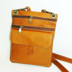 Pequeño Bolso Bandolera de Cuero Genuino color Tostado hecho por Katz.  Cartera Hecha a Mano, Bolso Mensajero de Cuero