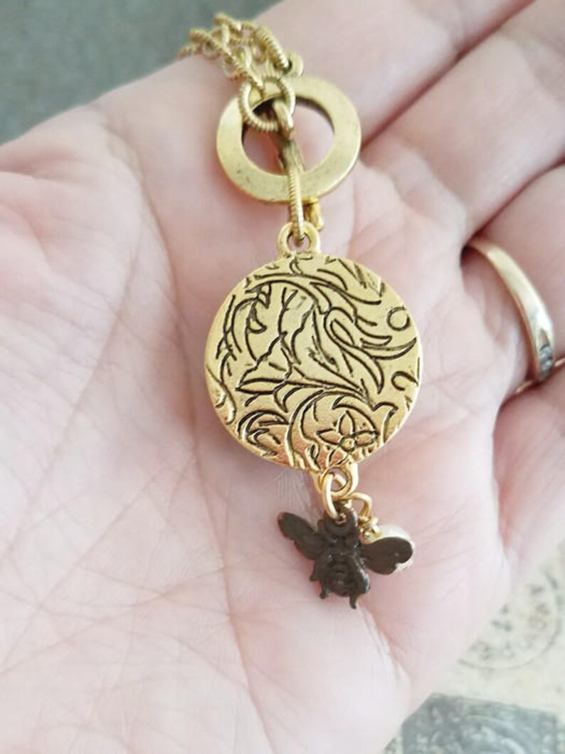 Gift Daisy Necklace Layering Necklace Long Chain Necklace Bee Necklace Flower and Bee Long Necklace