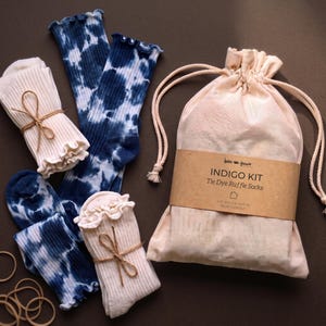Kit de teinture naturelle, chaussettes bleues indigo botaniques, cadeau nature créatif pour meilleure amie, idée cadeau BFF, activité d'automne en plein air, projet DIY du week-end