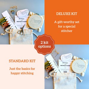 Puede incluir: Se muestran dos kits de bordado, uno etiquetado como "DELUXE KIT" y el otro como "STANDARD KIT". Cada kit incluye hilo de bordar, una aguja, tijeras e instrucciones. Los kits presentan un dise&ntilde;o de pato y se presentan sobre una superficie azul claro.