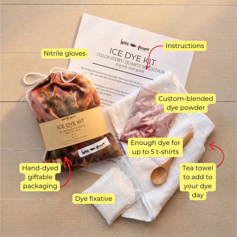 Pode incluir: Um kit de tingimento com gelo com instru&ccedil;&otilde;es, p&oacute; de corante personalizado, fixador de corante e um pano de ch&aacute;. O kit inclui corante suficiente para at&eacute; 5 camisetas e vem em embalagens de presente tingidas &agrave; m&atilde;o. Inclui luvas de nitrilo.