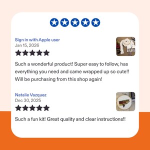 Puede incluir: Un gr&aacute;fico digital que muestra dos rese&ntilde;as de clientes de cinco estrellas. La primera rese&ntilde;a de un usuario de Sign in with Apple incluye una miniatura de un kit de bordado. La segunda rese&ntilde;a de Natalie Vazquez muestra un bordado de pez terminado.