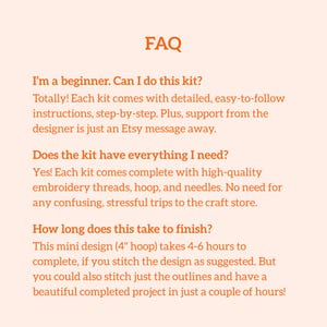 Puede incluir: Una tarjeta de informaci&oacute;n FAQ con texto naranja sobre un fondo color melocot&oacute;n claro. Responde preguntas para principiantes, detalla el contenido del kit con hilos, bastidor y agujas, e indica que el dise&ntilde;o de 10 cm toma 4-6 horas.