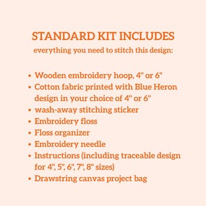 Puede incluir: Una lista del contenido de un kit de bordado impresa en texto naranja sobre un fondo claro. El kit incluye un bastidor de madera de 10 cm o 15 cm, tela de algod&oacute;n con dise&ntilde;o de garza azul, una pegatina lavable, hilo, aguja y una bolsa.