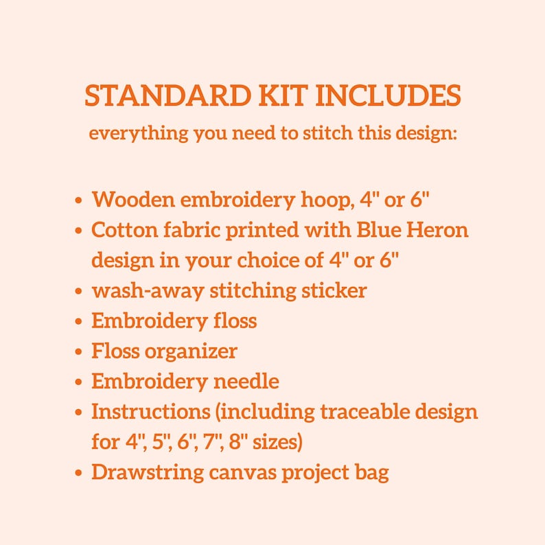 Puede incluir: Una lista del contenido de un kit de bordado impresa en texto naranja sobre un fondo claro. El kit incluye un bastidor de madera de 10 cm o 15 cm, tela de algod&oacute;n con dise&ntilde;o de garza azul, una pegatina lavable, hilo, aguja y una bolsa.