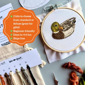 Puede incluir: Kit de bordado con un dise&ntilde;o de pato, presentado en un aro de madera. La imagen muestra tela, hilos e instrucciones. Una bolsa con hilo de bordar, tijeras y texto que dice: "2 kits to choose from: standard or deluxe (great for gifts!), Beginner-friendly, Done in 4-6 hrs."