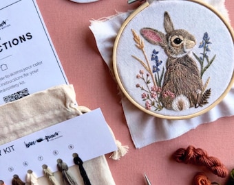 Kit per ricamo coniglietto, decorazione per cameretta in stile cottagecore, fiori delicati, regalo per hobby, cucito, disintossicazione digitale consapevole, progetto di cucito a mano, animale del bosco