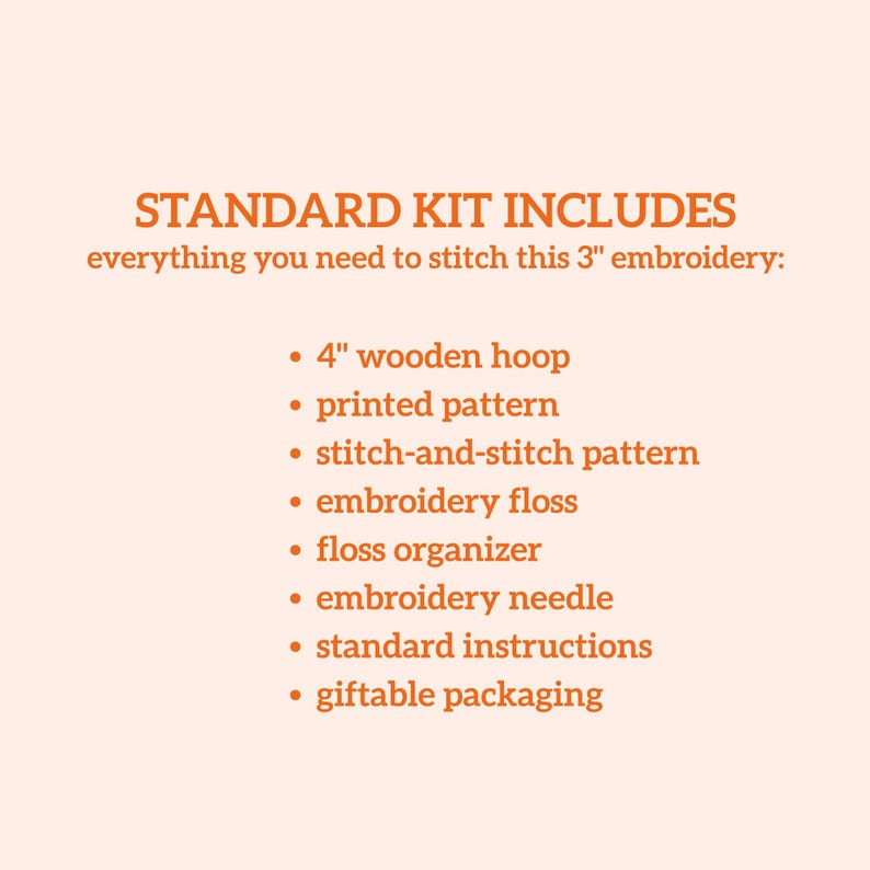 Puede incluir: Texto sobre fondo melocot&oacute;n: "STANDARD KIT INCLUDES" y una lista para un bordado de 7,6 cm. Incluye un bastidor de madera de 10 cm, un patr&oacute;n impreso, hilo de bordar, una aguja e instrucciones.