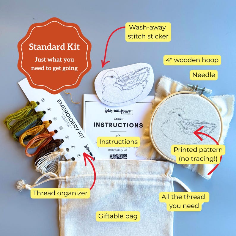 Puede incluir: Un kit de bordado est&aacute;ndar con un dise&ntilde;o de pato. Incluye un bastidor de madera de 10 cm, aguja, organizador de hilo, bolsa de regalo e instrucciones. El kit presenta una pegatina de puntada lavable y un patr&oacute;n impreso.
