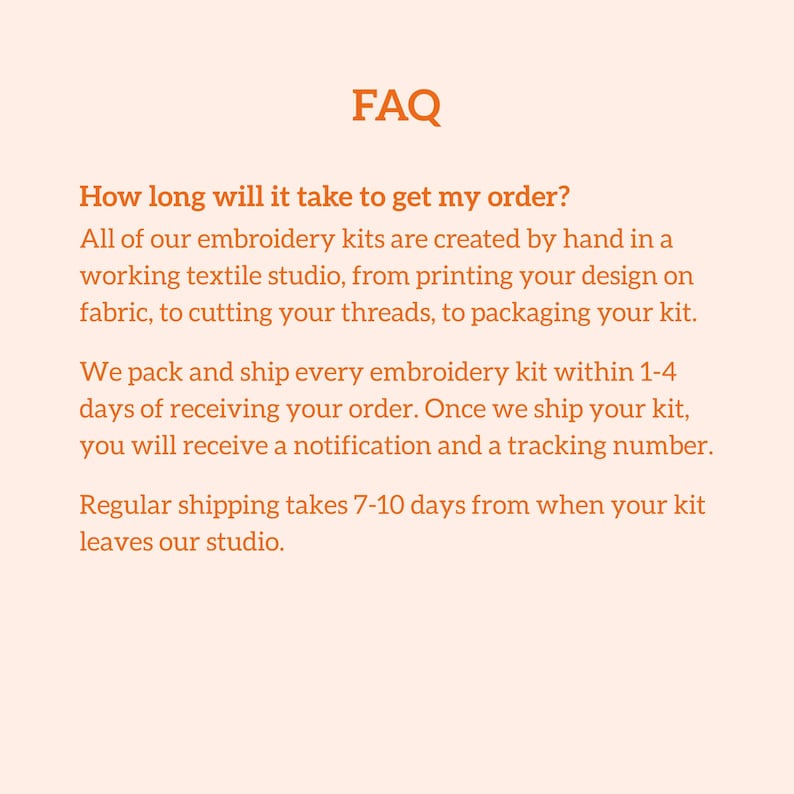 Pu&ograve; includere: Un grafico informativo color pesca chiaro con testo arancione scuro intitolato FAQ. Il testo descrive il processo di produzione e spedizione dei kit da ricamo, inclusi tempi di elaborazione di 1-4 giorni e tempi di spedizione di 7-10 giorni.