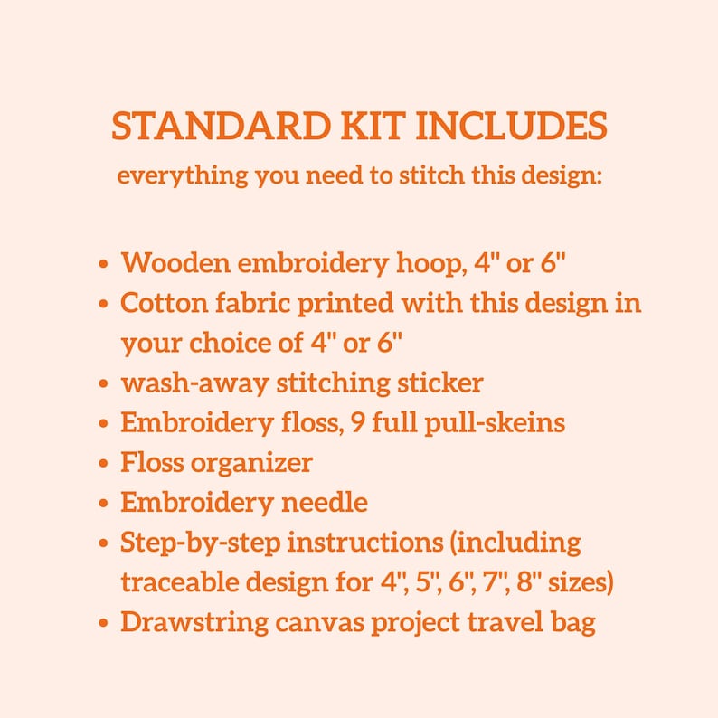 Pu&ograve; includere: Un elenco del contenuto di un kit da ricamo con testo arancione su sfondo chiaro. Include un telaio da ricamo in legno, tessuto di cotone, un adesivo idrosolubile, 9 matasse di filo, un organizer per fili, un ago, istruzioni e una borsa in tela.