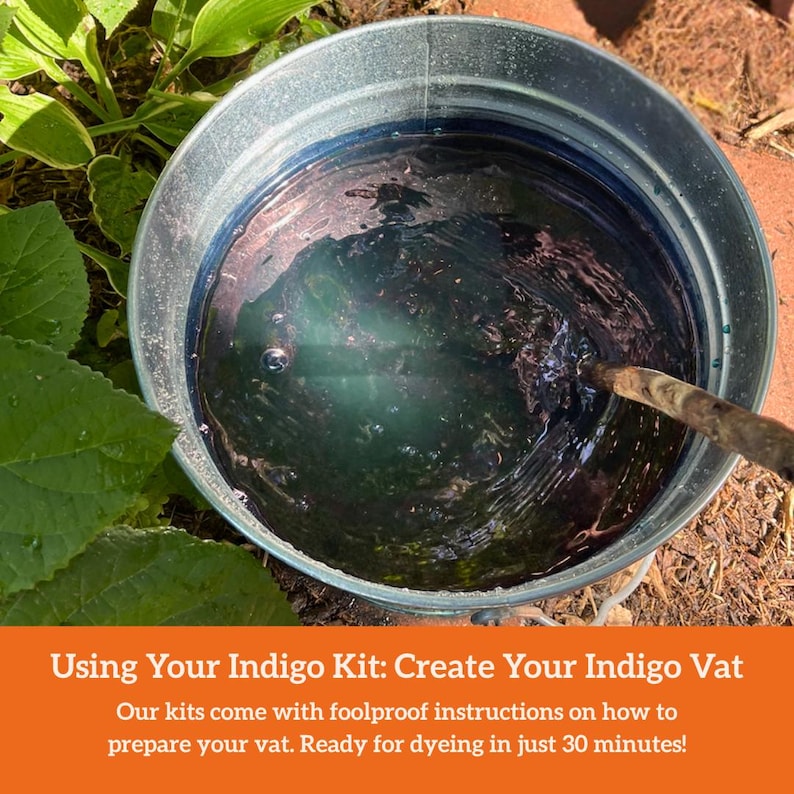 Pode incluir: Um balde de metal galvanizado cheio de l&iacute;quido azul escuro, possivelmente corante &iacute;ndigo, com um pau de madeira mexendo o conte&uacute;do. A imagem inclui o texto: "Using Your Indigo Kit: Create Your Indigo Vat."