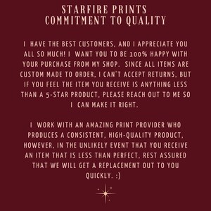 K&ouml;nnte beinhalten: Ein burgunderfarbener Hintergrund mit wei&szlig;em Text, der "Starfire Prints Commitment to Quality" lautet. Der Text erkl&auml;rt das Engagement des Shops f&uuml;r Kundenzufriedenheit und Qualit&auml;tsprodukte.