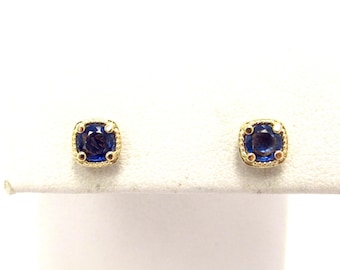 Aretes de zafiro azul genuino en oro amarillo de 14 k con hermosa montura texturizada, piedra de nacimiento de septiembre.