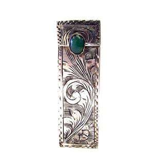 Estuche de pintalabios antiguo de plata de ley con calcedonia y grabado a mano con motivos ornamentales, con espejo.