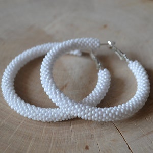 Joyería africana, pendiente boho, pendiente africano joyería tribal, pendiente tribal de perlas blancas, pendientes de gran tamaño, regalo día de las madres tono plateado
