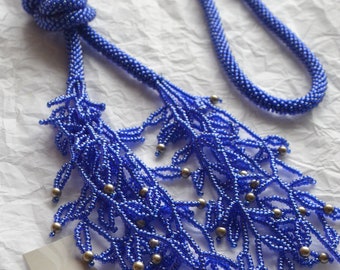 Collier bleu extra long unique au crochet avec petites perles