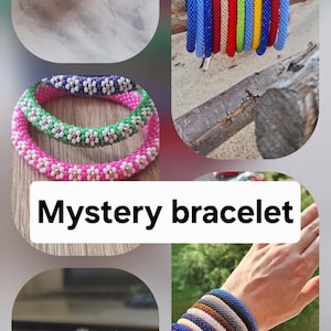 Puede incluir: Un collage de pulseras de cuentas de varios colores. Una pila presenta múltiples colores, mientras que otras muestran pulseras individuales en azul, rojo, verde y más. También está presente el texto "Mystery bracelet".