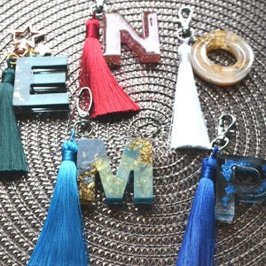 Sleutelhanger met kwastje, sleutelhanger van harsletter, gepersonaliseerde sleutel