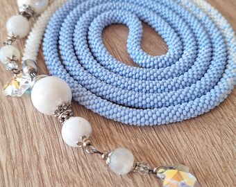 Collar único de crochet con cuentas en azul claro y blanco: pieza llamativa extra larga