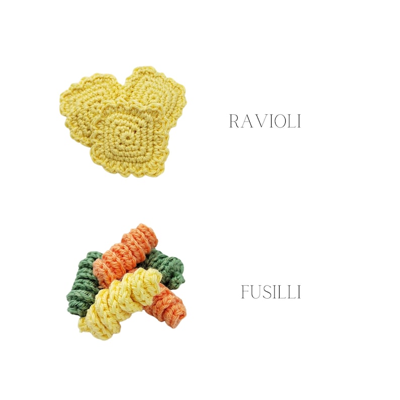 K&ouml;nnte beinhalten: Geh&auml;kelte Nudelformen, darunter Ravioli und Fusilli, in den Farben Gelb, Orange und Gr&uuml;n. Der Text "RAVIOLI" und "FUSILLI" steht in Schwarz unter jeder Form.